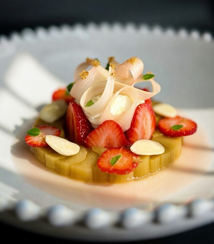 Rhubarbe pochée, fraises locales, origan, mousse mascarpone, amandes et vinaigre de sureau — dessert de Romain Perrollaz